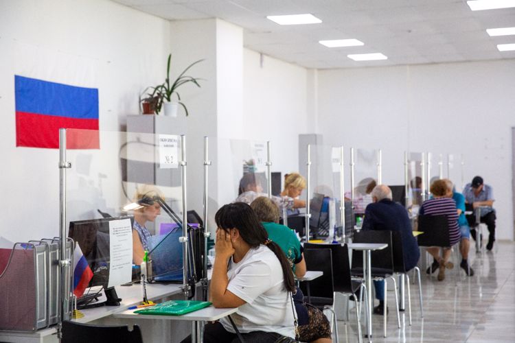 Росгвардейцы обеспечили безопасность выдачи российских паспортов в Херсонской области (видео)