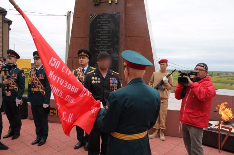 Ветеран Великой Отечественной войны вручил копию Знамени Победы спецназу Росгвардии в Югре (видео)