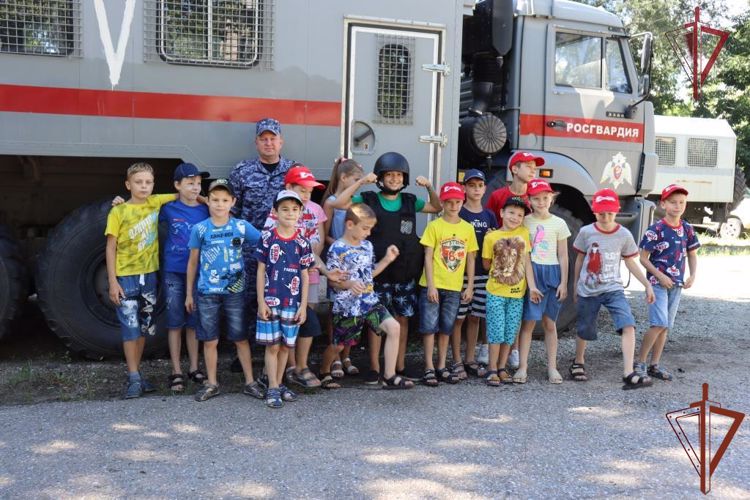 Росгвардия провела экскурсию в подразделение вневедомственной охраны для воспитанников детского дома в ЕАО