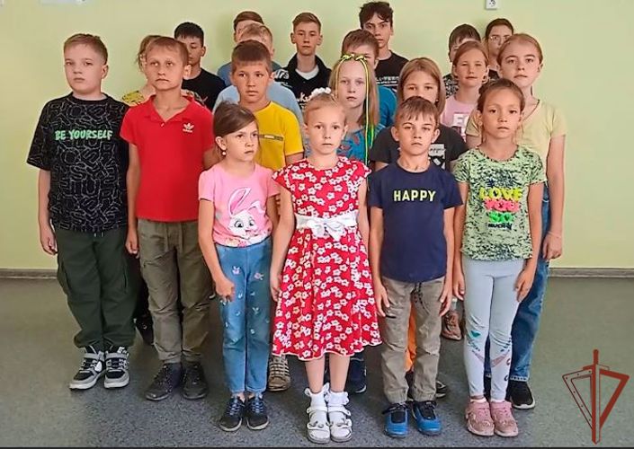 Дети из Кузбасса отправили письма в поддержку росгвардейцев - участников спецоперации (видео)