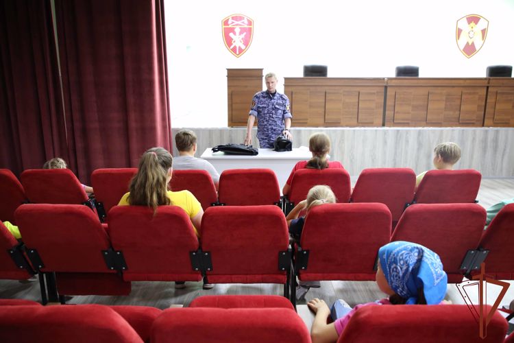 Росгвардеец рассказал юным жителям Мордовии об истории создания монумента «Родина-мать зовет»