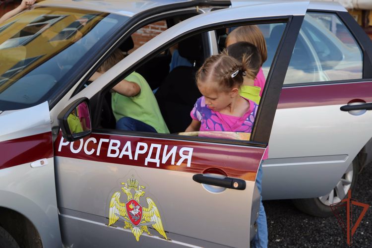 Росгвардеец рассказал юным жителям Мордовии об истории создания монумента «Родина-мать зовет»