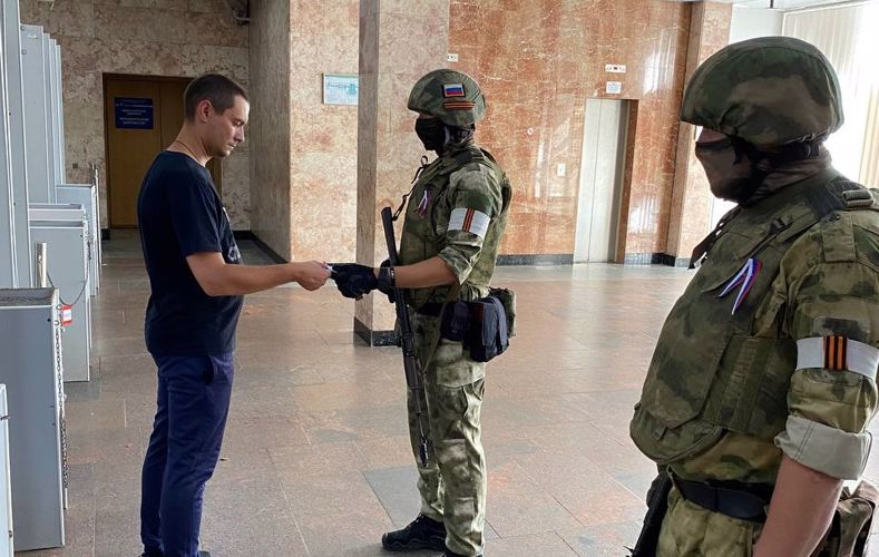 Росгвардейцы обеспечили безопасность выдачи российских паспортов в Херсонской области (видео)