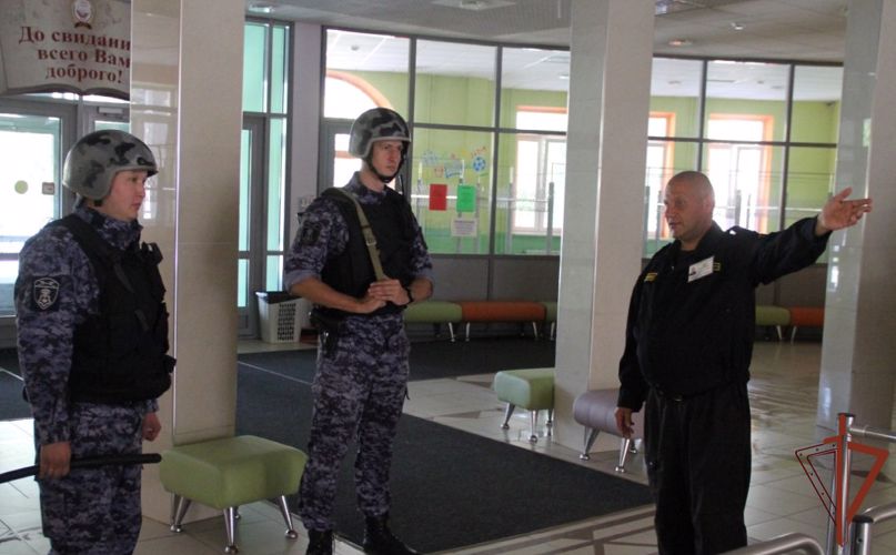 Офицеры Росгвардии познакомили журналистов с процедурой проверки готовности школ к новому учебному году (видео)