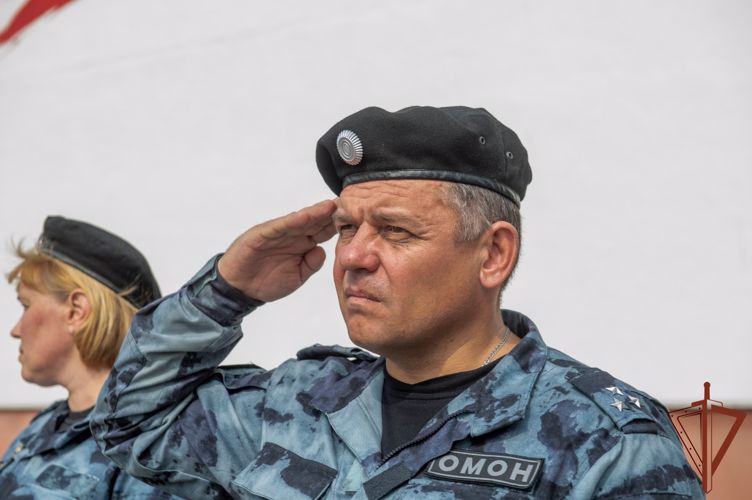 Память погибшего бойца ОМОН Росгвардии увековечена в Перми (видео)