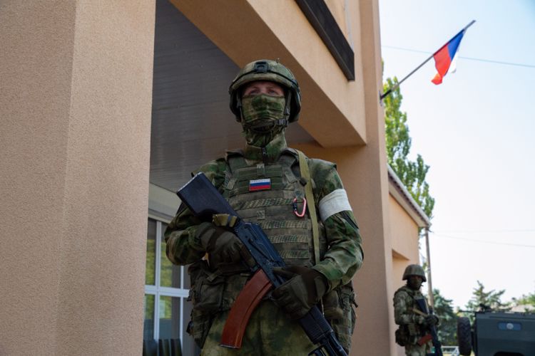 Росгвардейцы обеспечили безопасность выдачи российских паспортов в Херсонской области (видео)