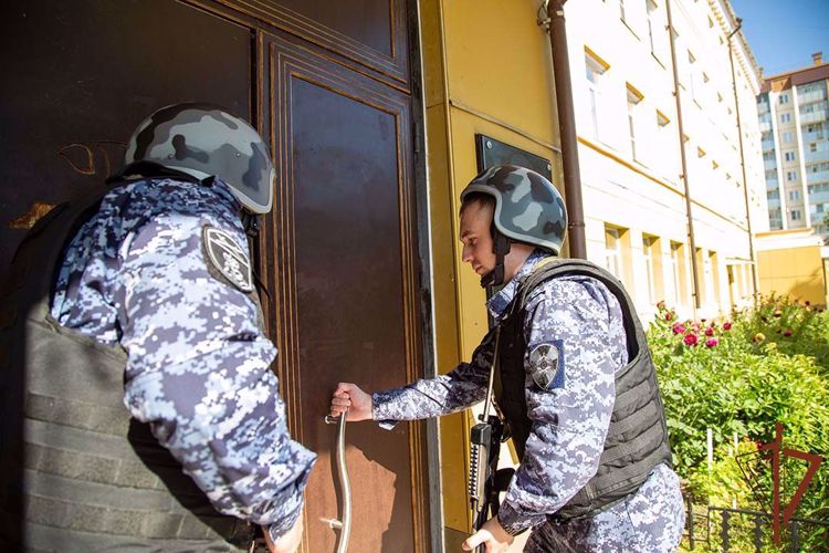 Росгвардия проверяет готовность систем безопасности образовательных учреждений к началу учебного года
