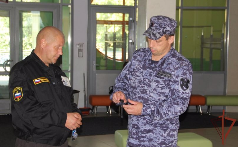 Офицеры Росгвардии познакомили журналистов с процедурой проверки готовности школ к новому учебному году (видео)