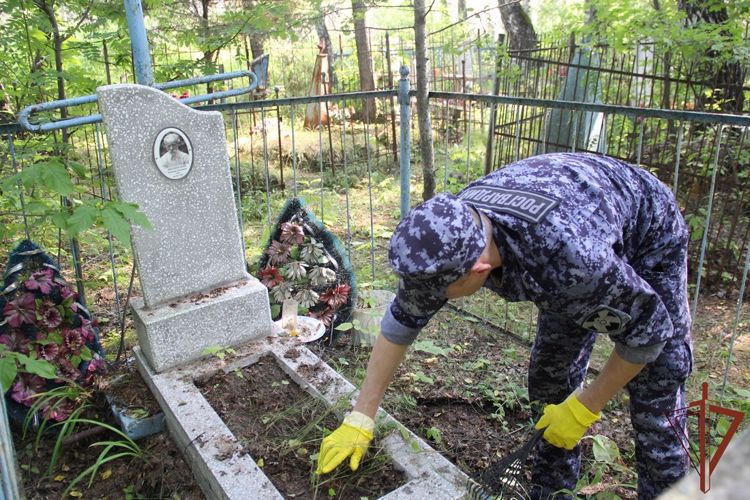 Росгвардейцы облагородили места захоронения участников Великой Отечественной войны в Тюменской области 