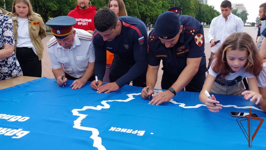 Росгвардейцы в Брянске стали участниками флешмоба, приуроченного ко Дню Государственного флага