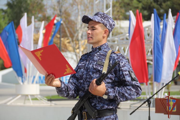 На юге России Росгвардия присоединилась к празднованию Дня Государственного флага Российской Федерации