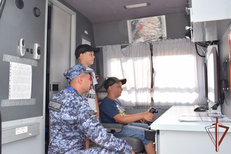 Росгвардейцы Казани приняли участие в авиационном празднике