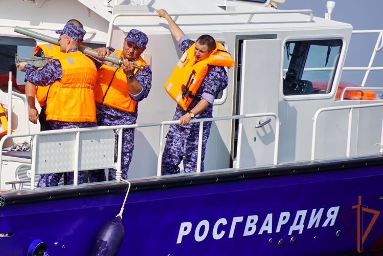 Экипажи катеров Росгвардии провели учебные стрельбы в акватории Финского залива