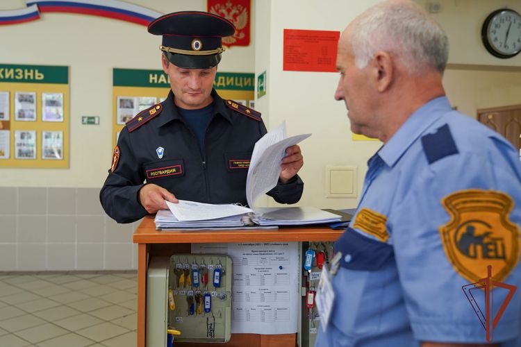 Более 5 тыс. образовательных учреждений взяла под охрану Росгвардия в Москве (фото, видео)