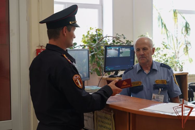Более 5 тыс. образовательных учреждений взяла под охрану Росгвардия в Москве (фото, видео)