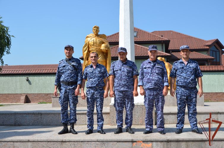 Росгвардейцы Кабардино-Балкарии привели в порядок памятник героям Великой Отечественной войны 