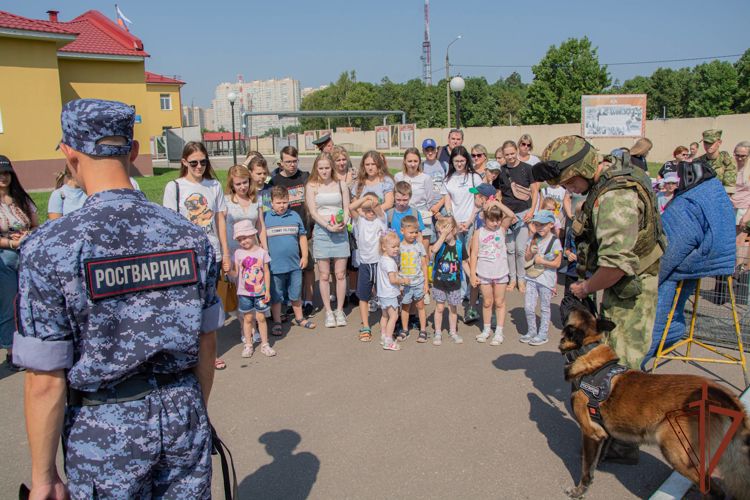 ДЗЕРЖИНЦЫ ПРОВЕЛИ "ДЕНЬ ОТКРЫТЫХ ДВЕРЕЙ" ДЛЯ ЧЛЕНОВ СЕМЕЙ ВОЕННОСЛУЖАЩИХ