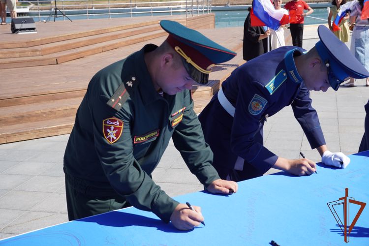 В Приволжье росгвардейцы приняли участие в торжественных мероприятиях ко Дню Государственного флага России