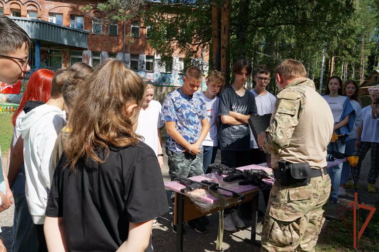 Росгвардейцы приняли участие в открытии смены «Страна Героев» в Ивановской области