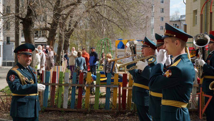 Росгвардейцы поздравили с юбилеем ветерана Великой Отечественной войны в Кирове