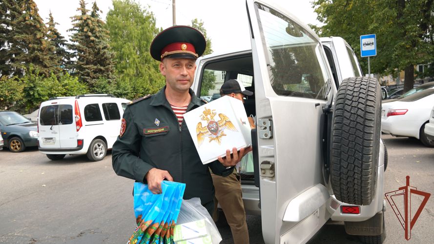 Росгвардейцы из Ульяновска помогли собрать в школу детей из ЛНР и ДНР 