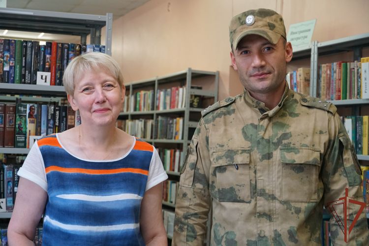 Представители Росгвардии передали канцелярию для школьников Карелии и Донбасса
