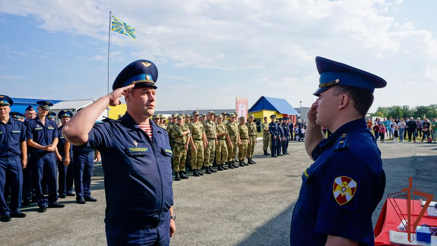 Герой России легендарный летчик Дамир Юсупов поздравил авиаторов Уральского округа Росгвардии с Днем воздушного флота России