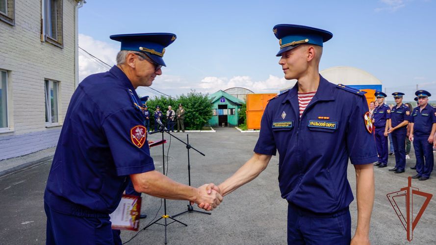 Герой России легендарный летчик Дамир Юсупов поздравил авиаторов Уральского округа Росгвардии с Днем воздушного флота России