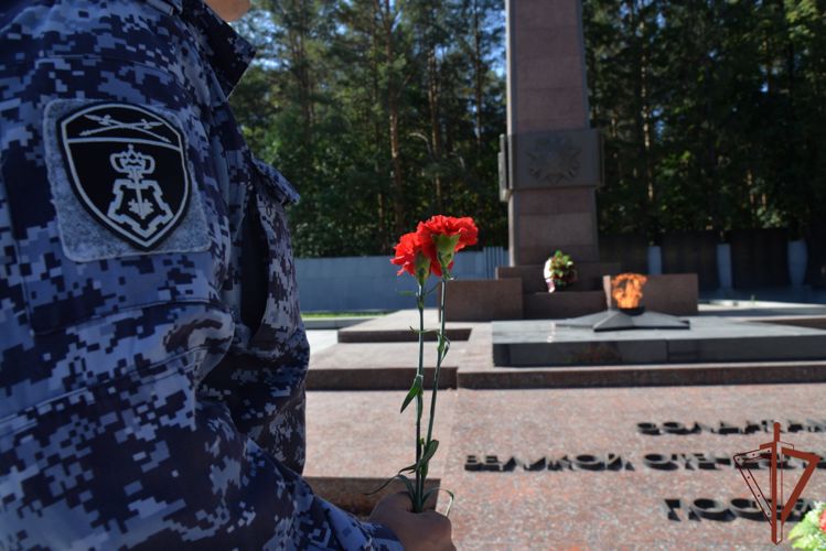 Росгвардейцы на Урале почтили память павших в Курской битве советских воинов