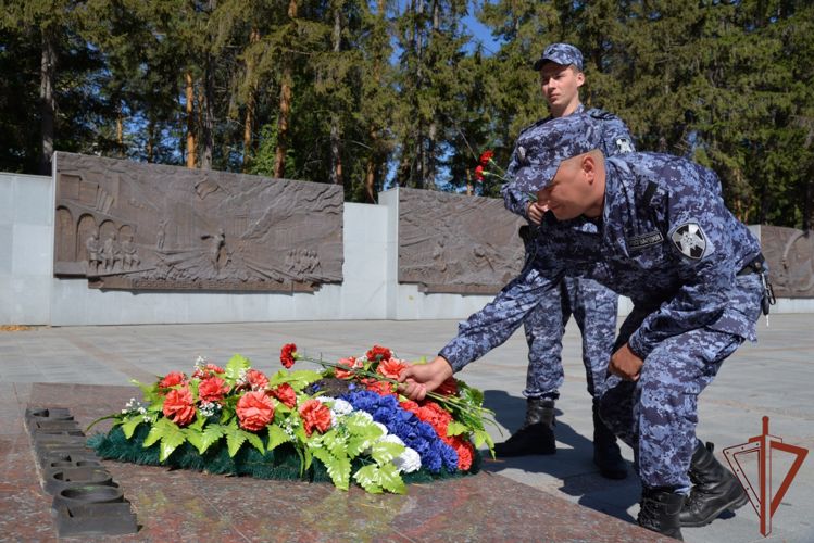 Росгвардейцы на Урале почтили память павших в Курской битве советских воинов