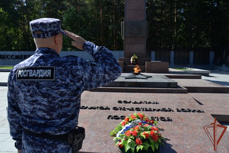 Росгвардейцы на Урале почтили память павших в Курской битве советских воинов