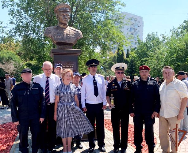 Памятник комбату Победы Степану Неустроеву открыли в Севастополе 