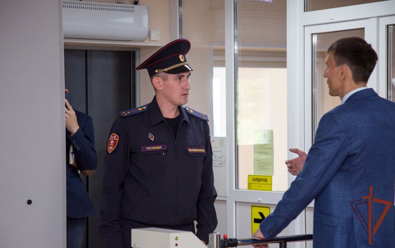 Росгвардия проверяет системы безопасности образовательных учреждений Урала перед началом учебного года