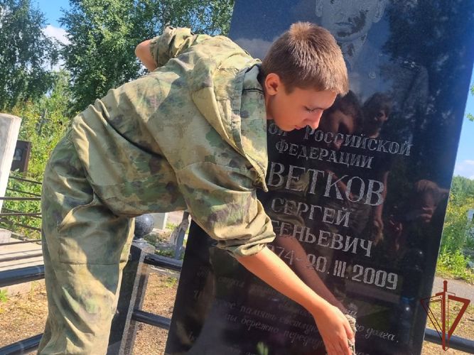 Юнгвардейцы привели в порядок места захоронения участника ВОВ и героя России