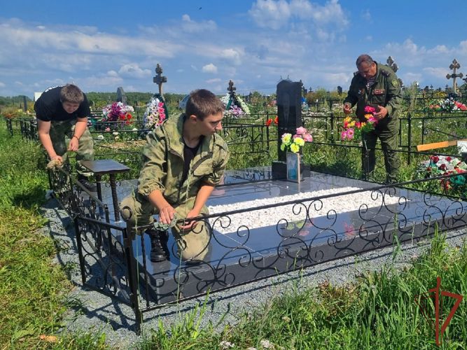 Юнгвардейцы привели в порядок места захоронения участника ВОВ и героя России