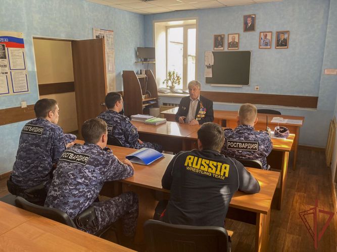 Росгвардейцы провели в Кузбассе встречу с участником Афганской войны