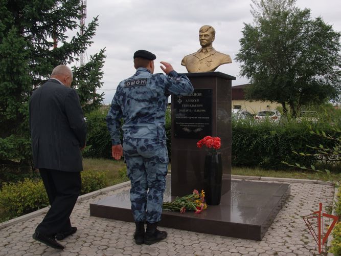 Бойцы ОМОН почтили в Хакасии память погибшего сослуживца 
