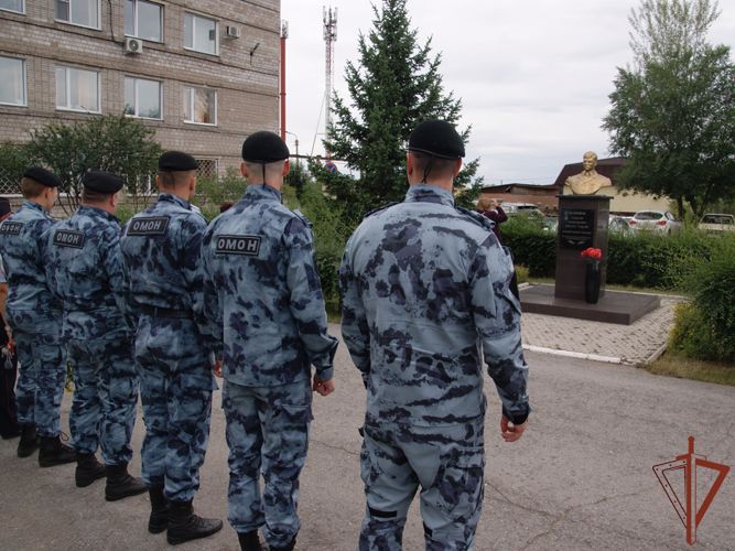 Бойцы ОМОН почтили в Хакасии память погибшего сослуживца 