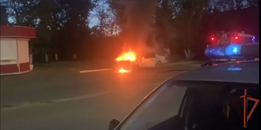 Патруль Росгвардии спас двух мужчин из горящей машины в Чите