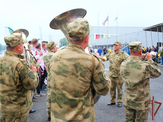Военный оркестр Росгвардии выступил перед гостями турнира по гребле