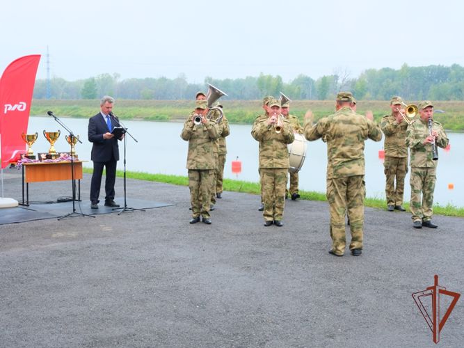 Военный оркестр Росгвардии выступил перед гостями турнира по гребле