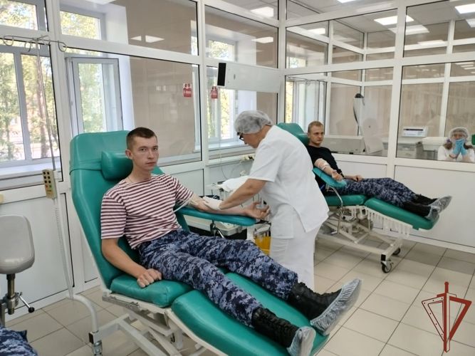 Около 100 литров крови с начала года сдали росгвардейцы в Омске 