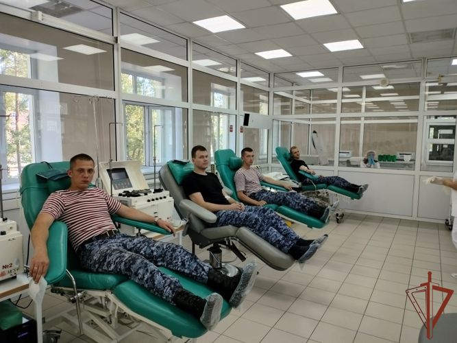 Около 100 литров крови с начала года сдали росгвардейцы в Омске