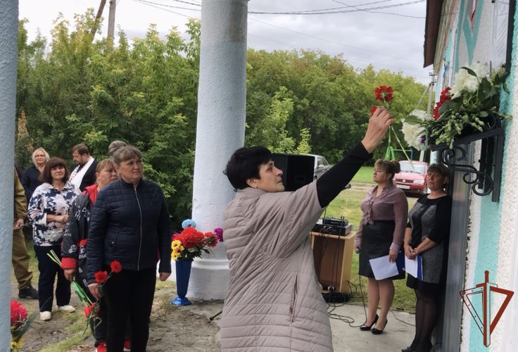 Мемориальную доску в честь погибшего на Украине росгвардейца установили в Омской области