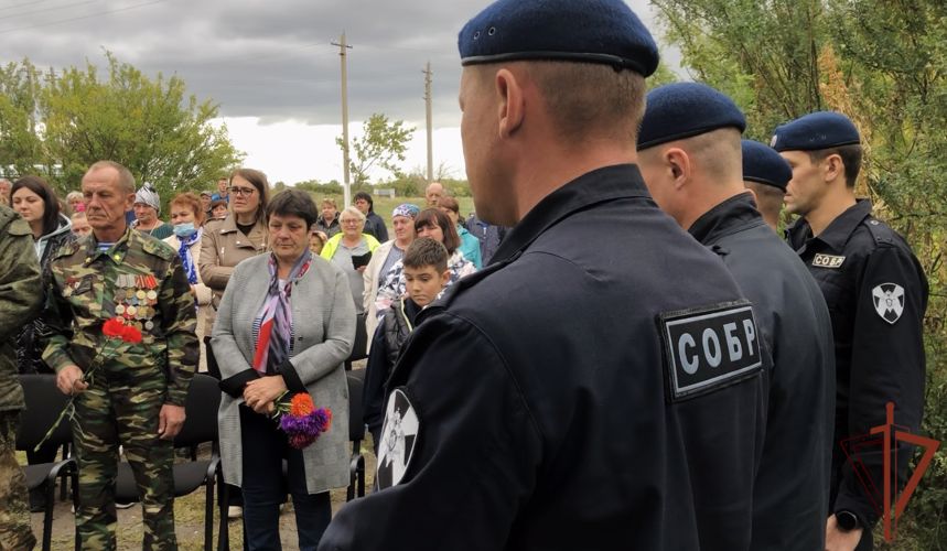 Мемориальную доску в честь погибшего на Украине росгвардейца установили в Омской области