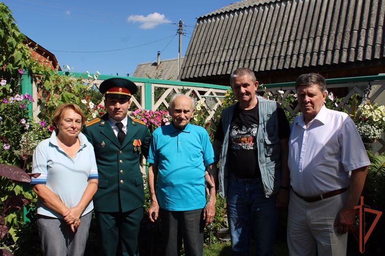 Военнослужащие Уральского округа Росгвардии поздравили с 97-летием фронтовика Николая Пермякова