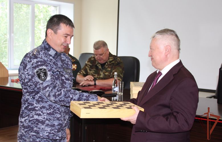 Гроссмейстер Анатолий Карпов поблагодарил росгвардейцев за развитие шахмат в Тюмени
