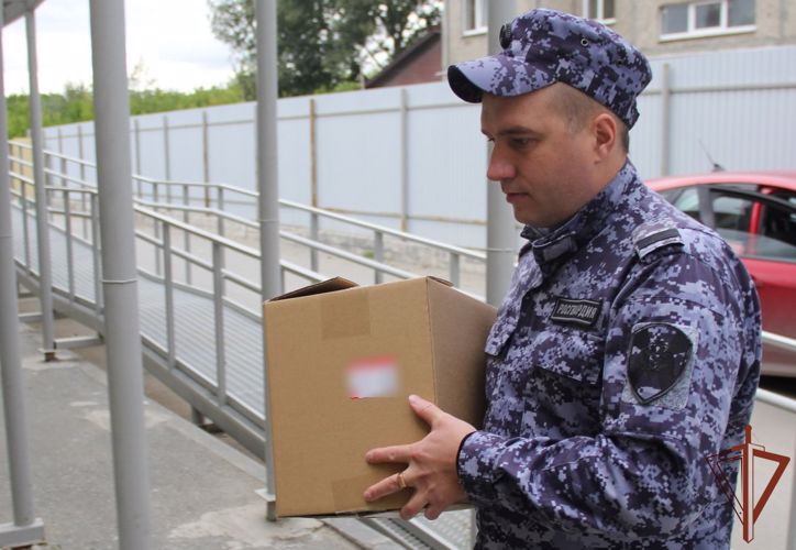 Помощь нуждающимся оказали росгвардейцы в Тюмени
