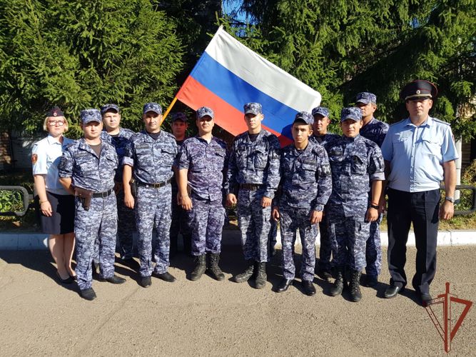 В Приволжье росгвардейцы приняли участие в торжественных мероприятиях ко Дню Государственного флага России