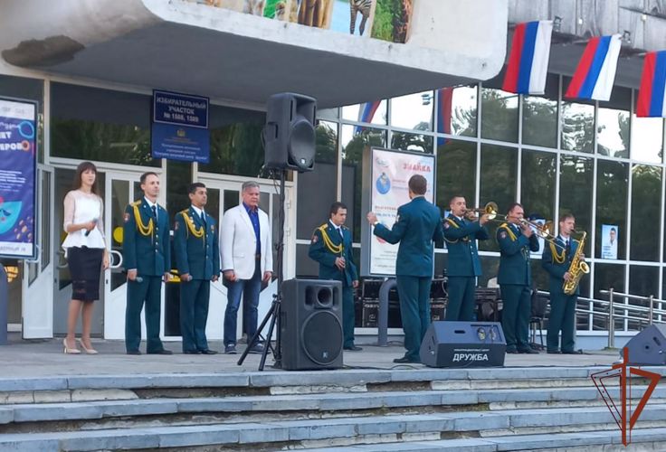 Ансамбль песни и пляски Уральского округа Росгвардии поздравил жителей и гостей с 299-летием Екатеринбурга